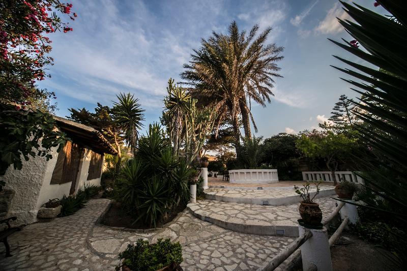 L'Oasi Villaggio Albergo ファヴィニャーナ エクステリア 写真